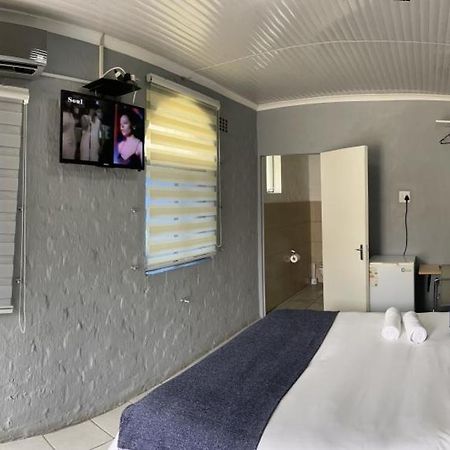 Host Hub Guest House Kempton Park Buitenkant foto