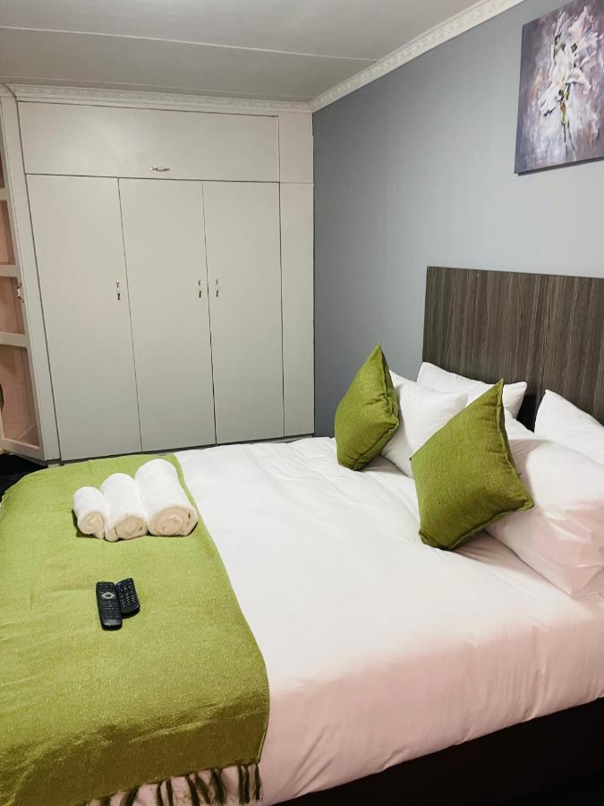 Host Hub Guest House Kempton Park Buitenkant foto