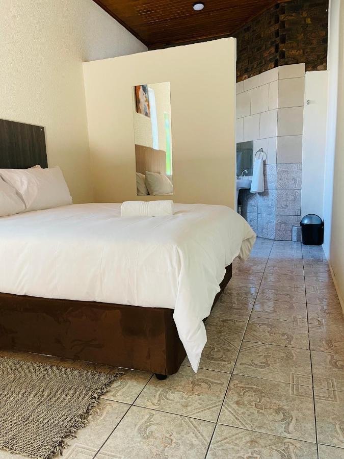 Host Hub Guest House Kempton Park Buitenkant foto