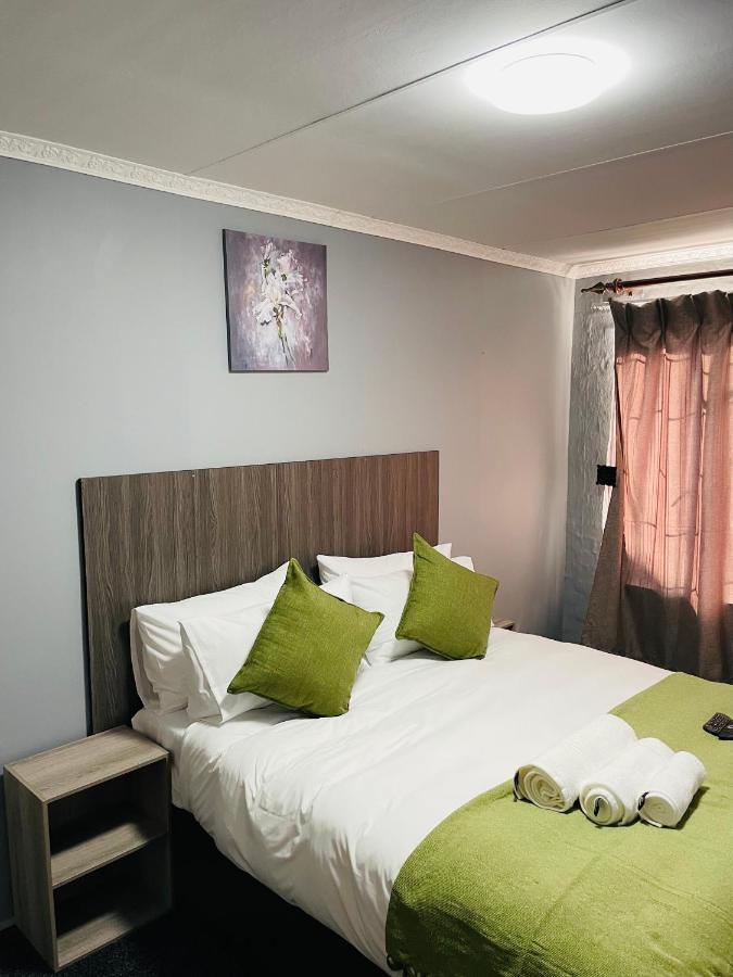 Host Hub Guest House Kempton Park Buitenkant foto