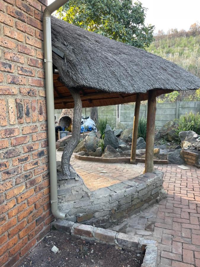 Host Hub Guest House Kempton Park Buitenkant foto