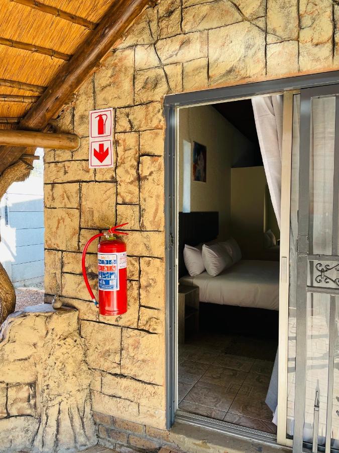 Host Hub Guest House Kempton Park Buitenkant foto
