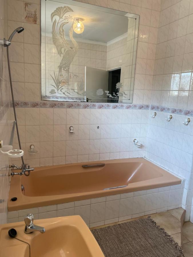 Host Hub Guest House Kempton Park Buitenkant foto