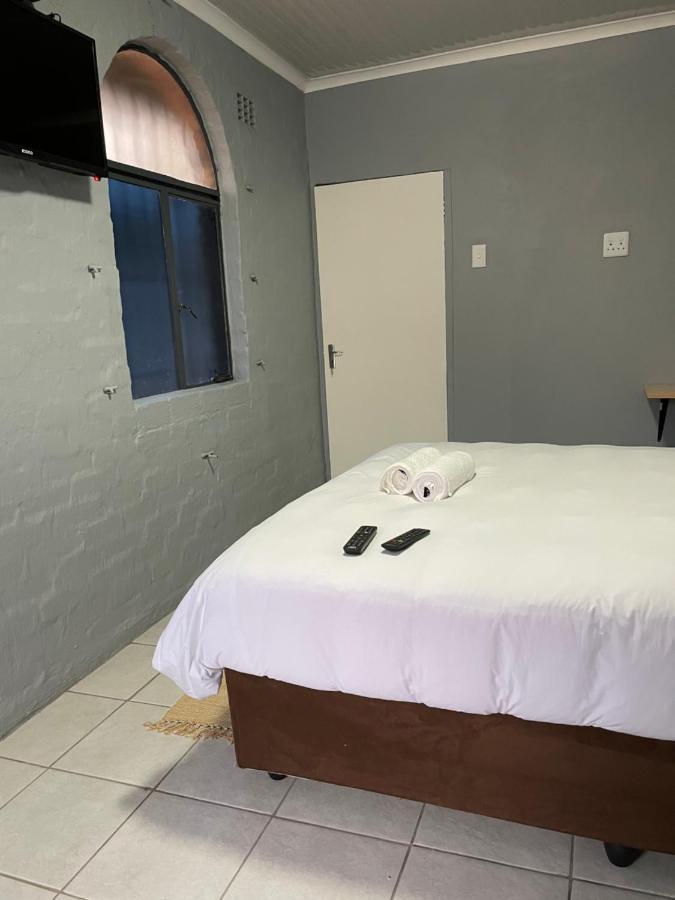 Host Hub Guest House Kempton Park Buitenkant foto