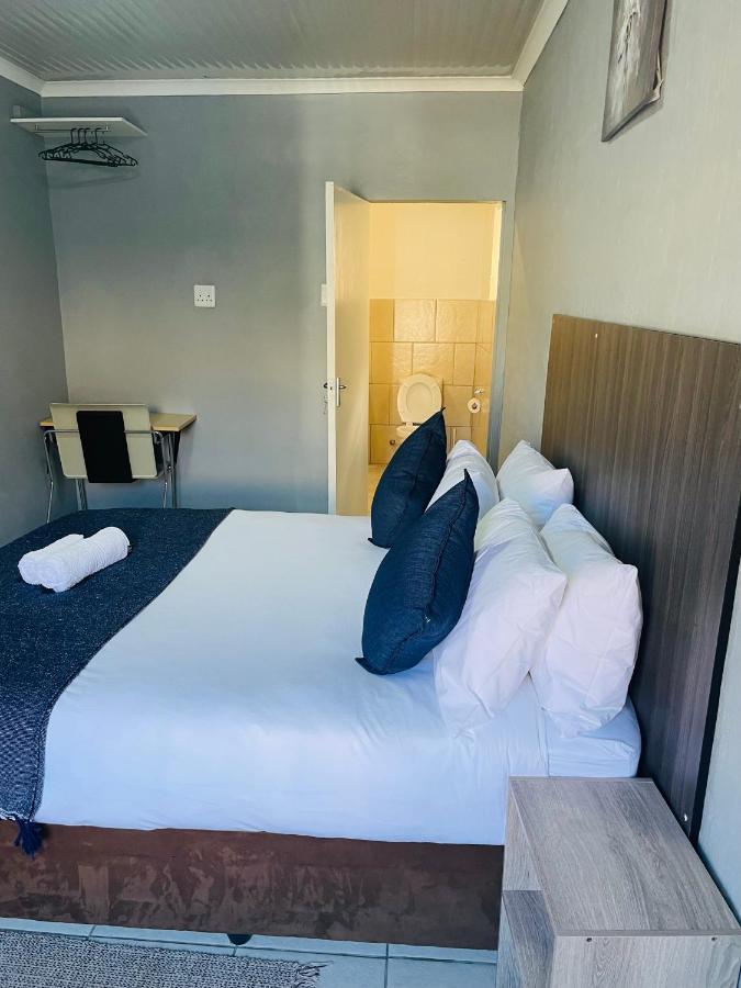 Host Hub Guest House Kempton Park Buitenkant foto