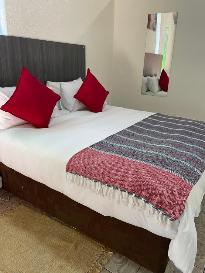 Host Hub Guest House Kempton Park Buitenkant foto