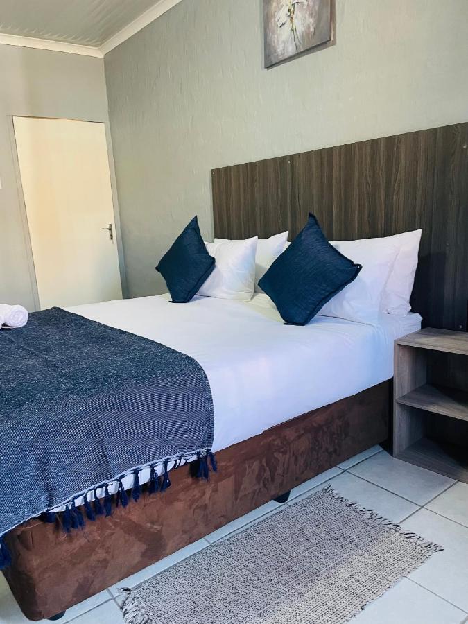 Host Hub Guest House Kempton Park Buitenkant foto