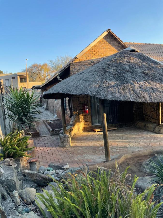 Host Hub Guest House Kempton Park Buitenkant foto