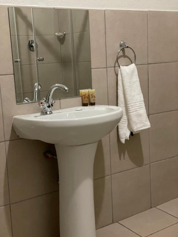 Host Hub Guest House Kempton Park Buitenkant foto