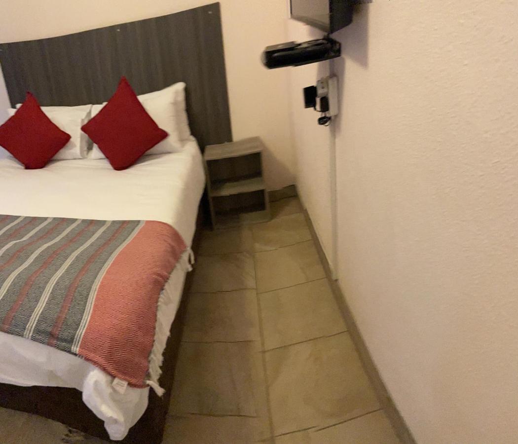 Host Hub Guest House Kempton Park Buitenkant foto