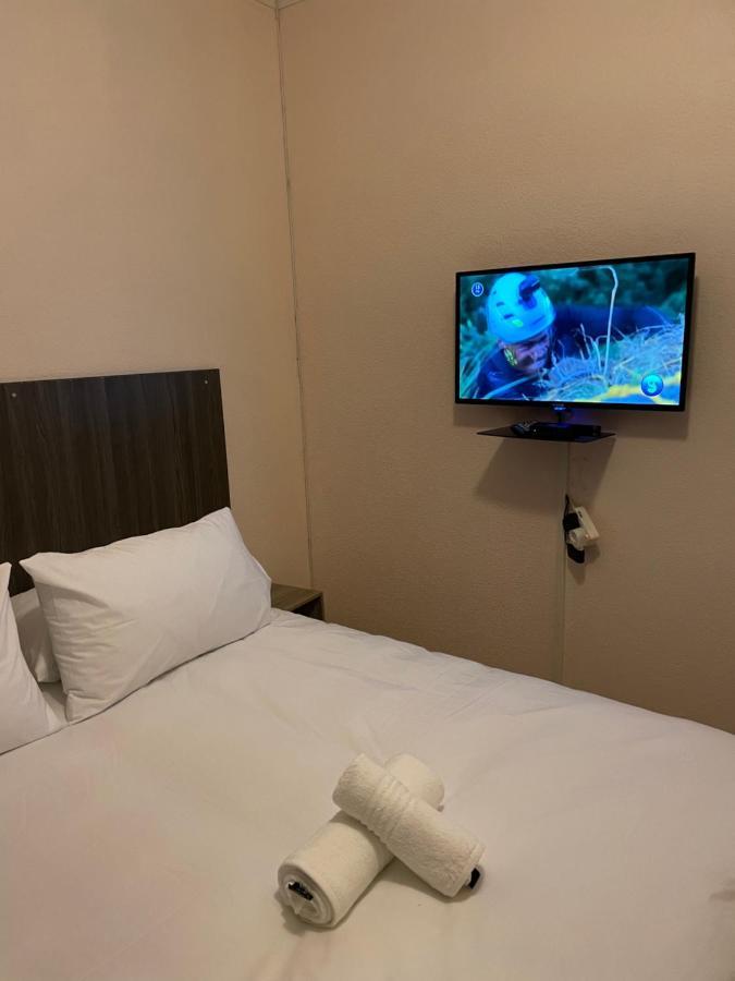 Host Hub Guest House Kempton Park Buitenkant foto