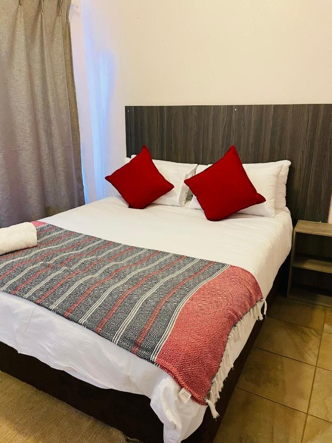 Host Hub Guest House Kempton Park Buitenkant foto