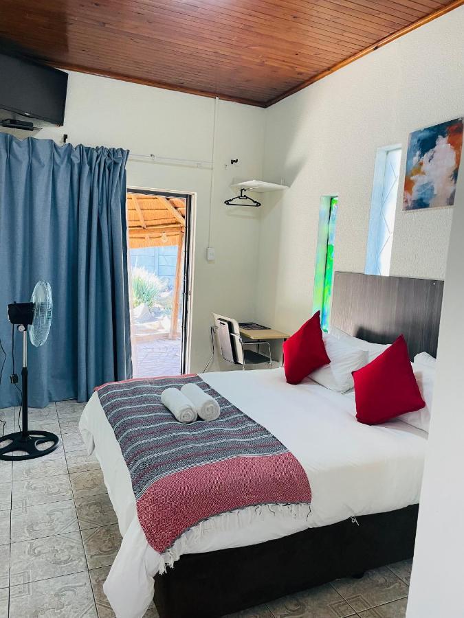 Host Hub Guest House Kempton Park Buitenkant foto