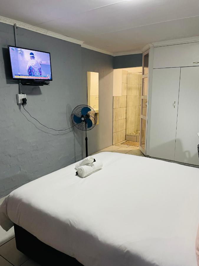 Host Hub Guest House Kempton Park Buitenkant foto