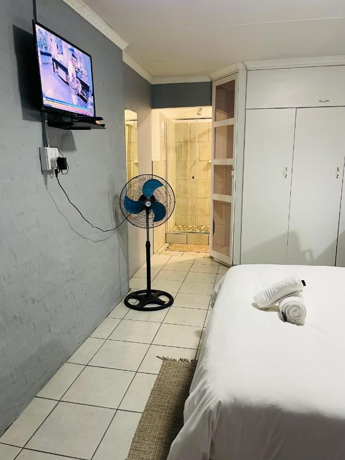 Host Hub Guest House Kempton Park Buitenkant foto