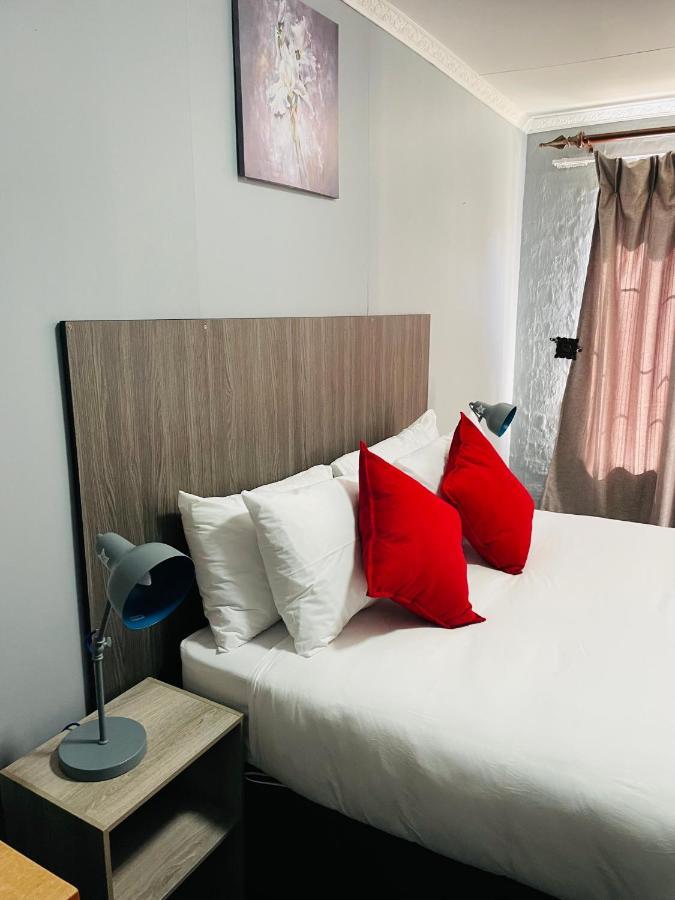 Host Hub Guest House Kempton Park Buitenkant foto