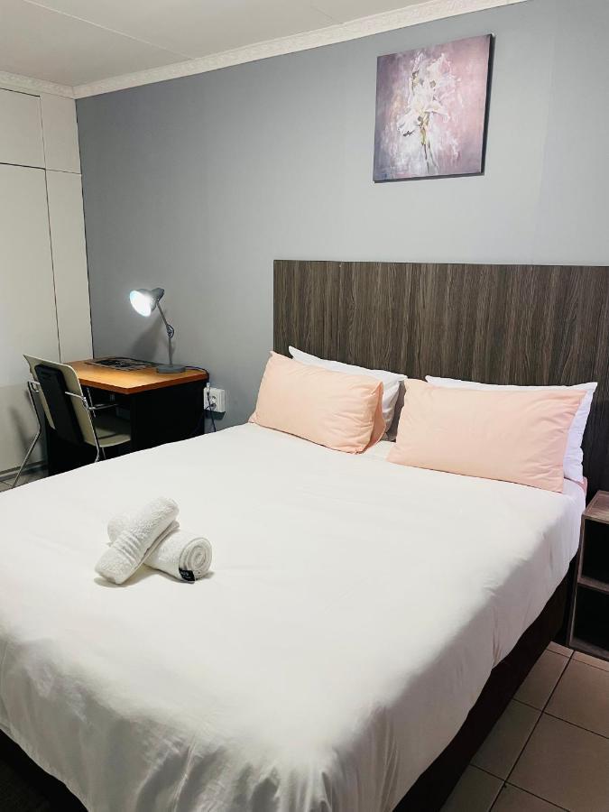 Host Hub Guest House Kempton Park Buitenkant foto