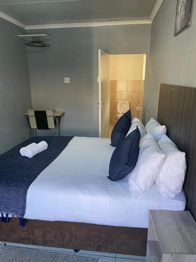 Host Hub Guest House Kempton Park Buitenkant foto