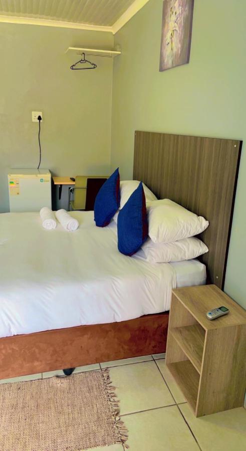 Host Hub Guest House Kempton Park Buitenkant foto