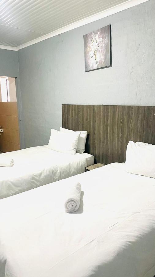 Host Hub Guest House Kempton Park Buitenkant foto