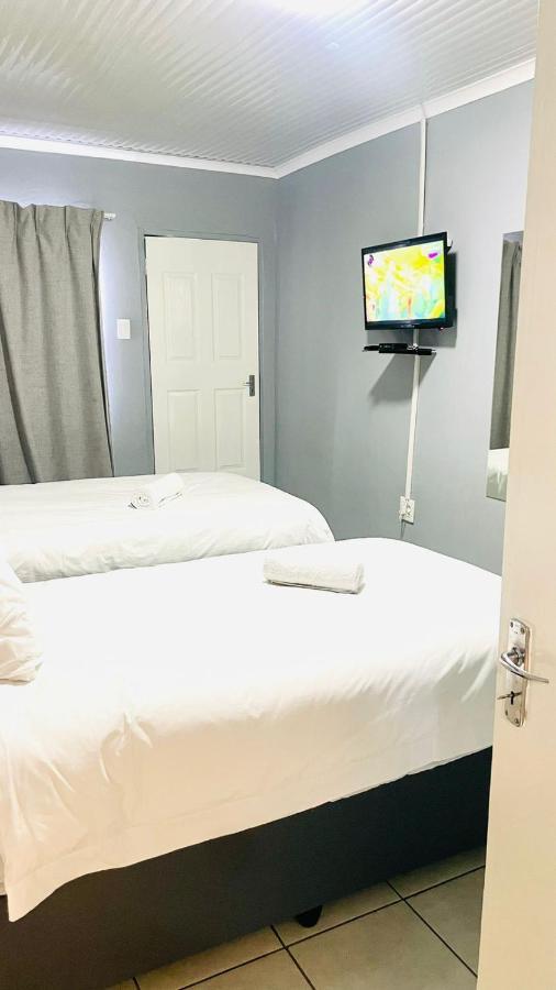 Host Hub Guest House Kempton Park Buitenkant foto