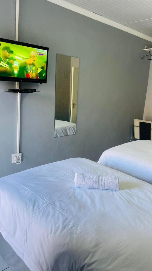 Host Hub Guest House Kempton Park Buitenkant foto