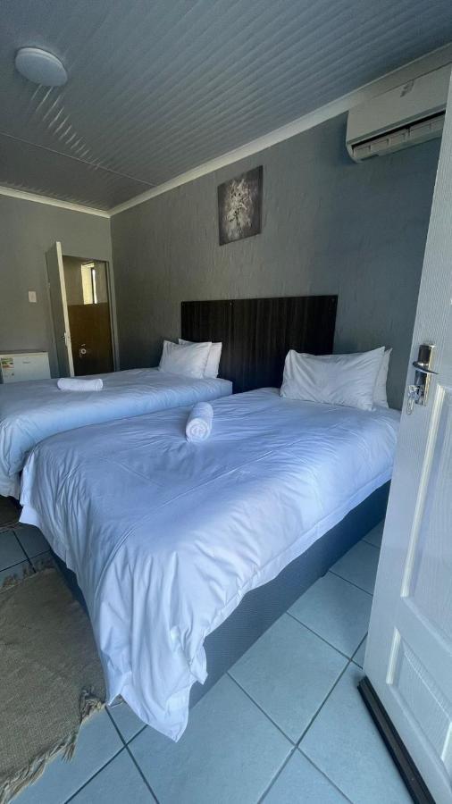 Host Hub Guest House Kempton Park Buitenkant foto