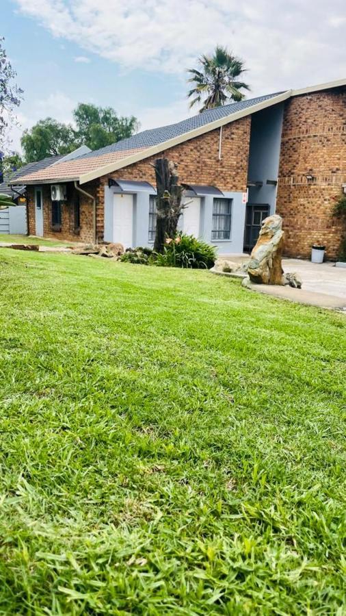Host Hub Guest House Kempton Park Buitenkant foto